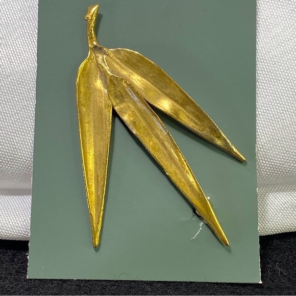 Vintage Hawaiian Realities broach/pin in a palm or bamboo leaf design - Picture 1 of 8